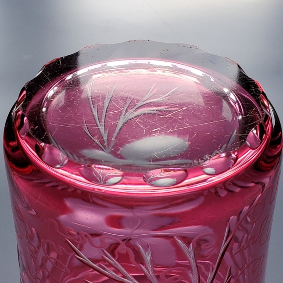 Vntg Cranberry Cut To Clear & Etched Gorgeous 6 3/8" Glass Vase - Picture 10 of 16